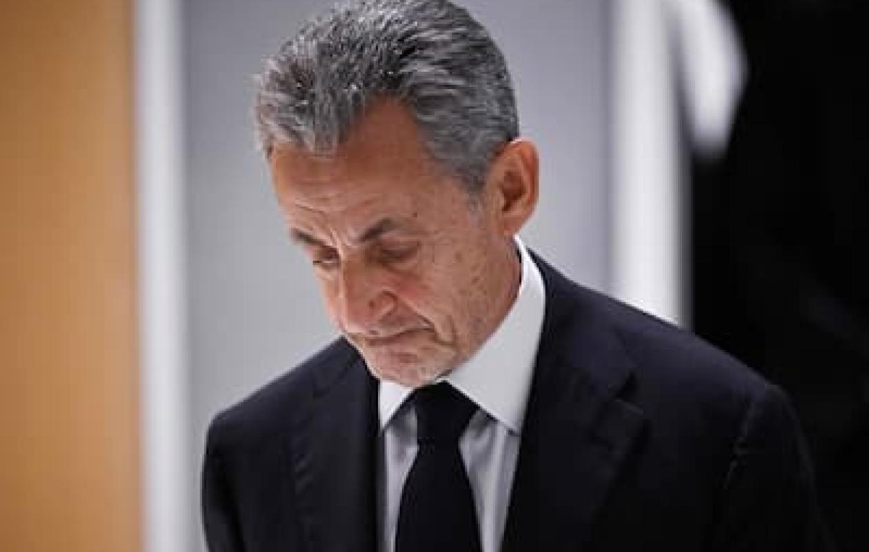 France: l'ancien président Sarkozy convoqué lundi en vue de son incarcération
