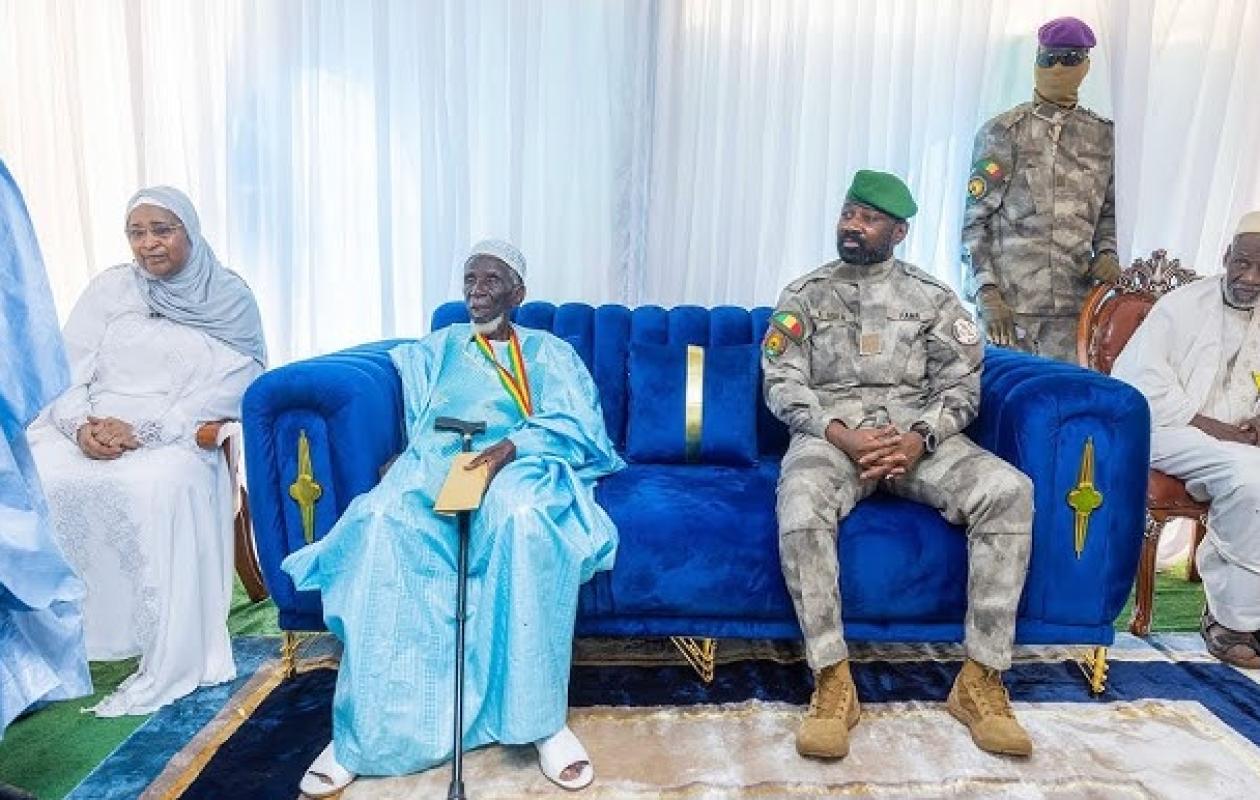 Mali : Le Président Assimi Goita chez un vieillard de 113 ans