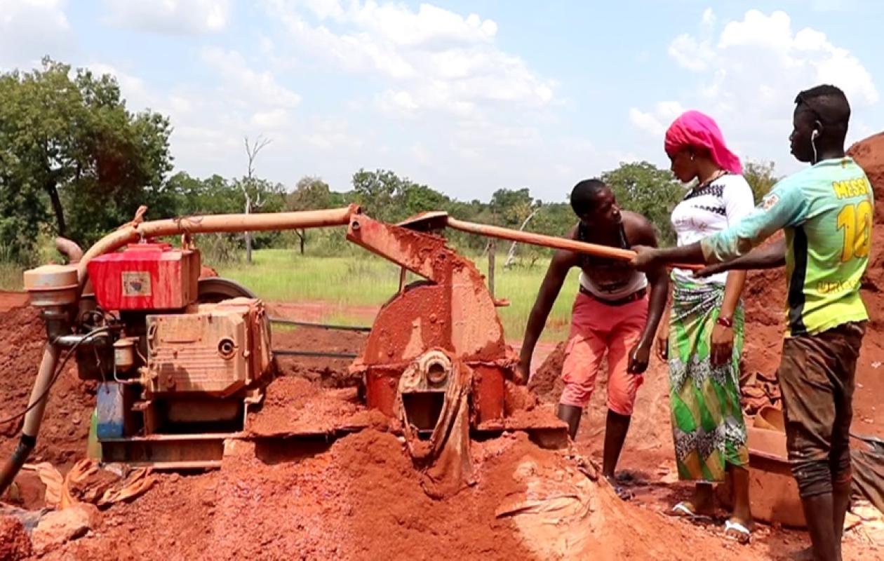Guinée : Drame sur un site d’orpaillage, une orpailleuse étranglée par sa propre machine