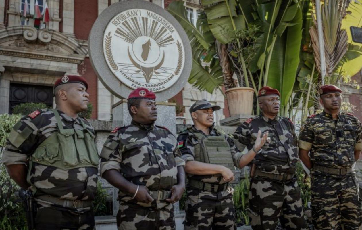 Madagascar : La junte lance un mandat d’arrêt international contre un puissant homme d’affaires proche de Rajoelina