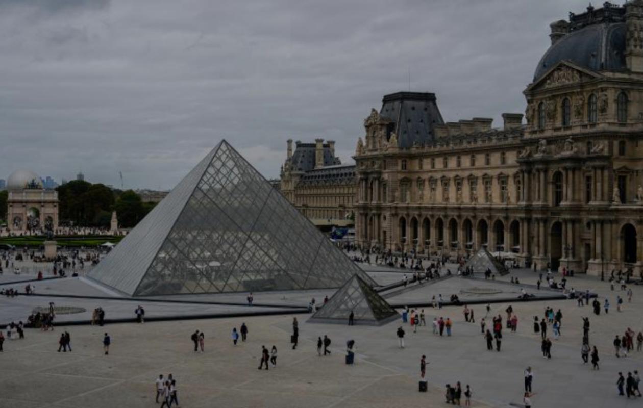 France: des bijoux "d'une valeur inestimable" dérobés au musée du Louvre, les voleurs en fuite