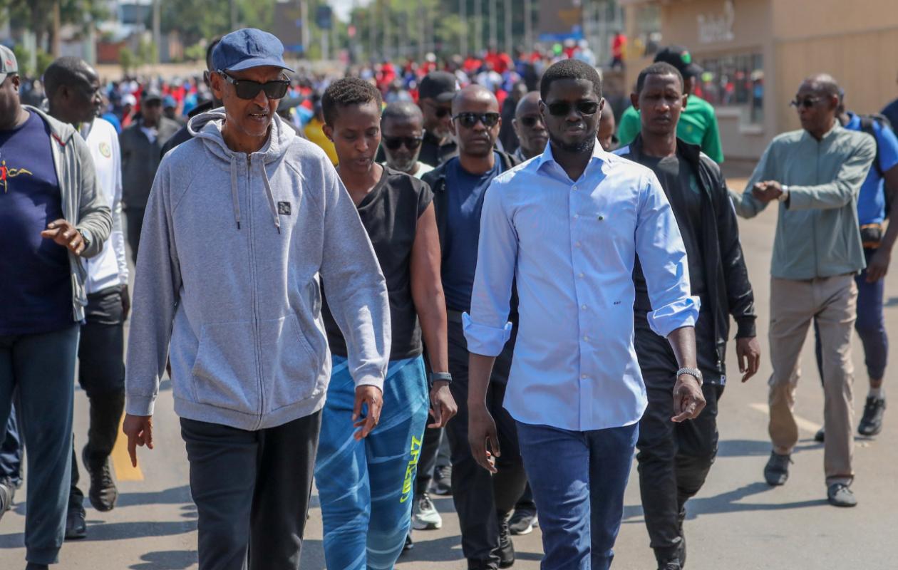 Diomaye Faye en chemise pour une marche de 5 km avec Paul Kagame en tenue de sport !