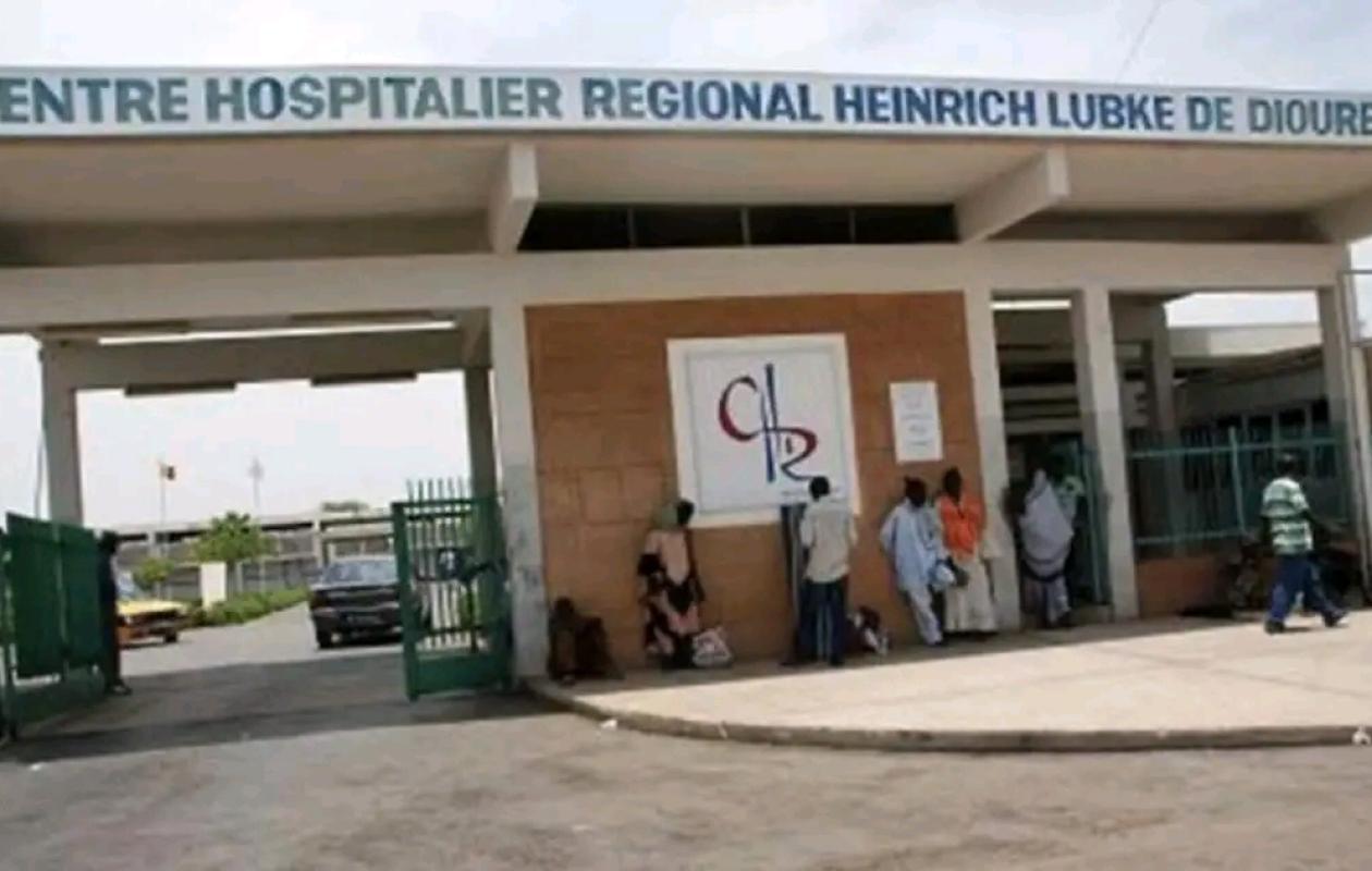 Scandale médical : Une femme accouche devant l'hôpital et perd son nouveau-né après un "refus de prise en charge"