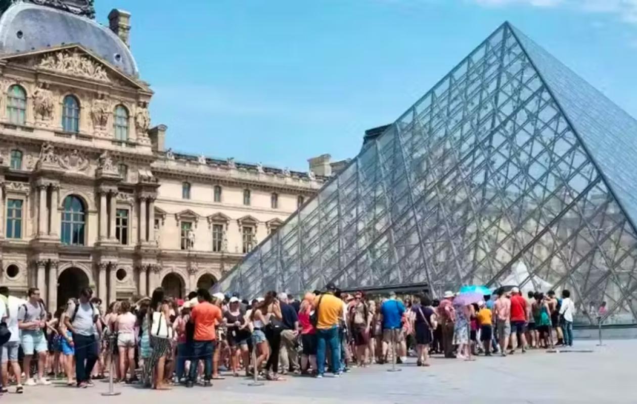 France: la traque est lancée après le vol des bijoux du Louvre, la sécurité des musées en débat