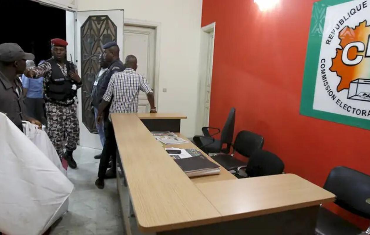«Résultats fictifs» : la Commission électorale ivoirienne dépose une plainte contre un média