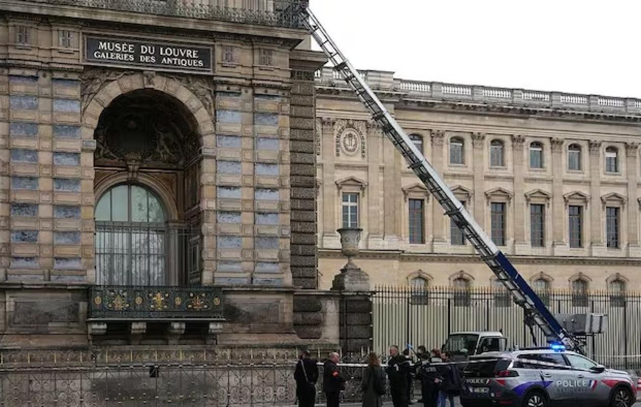 Vol de bijoux au Louvre: deux hommes en garde à vue