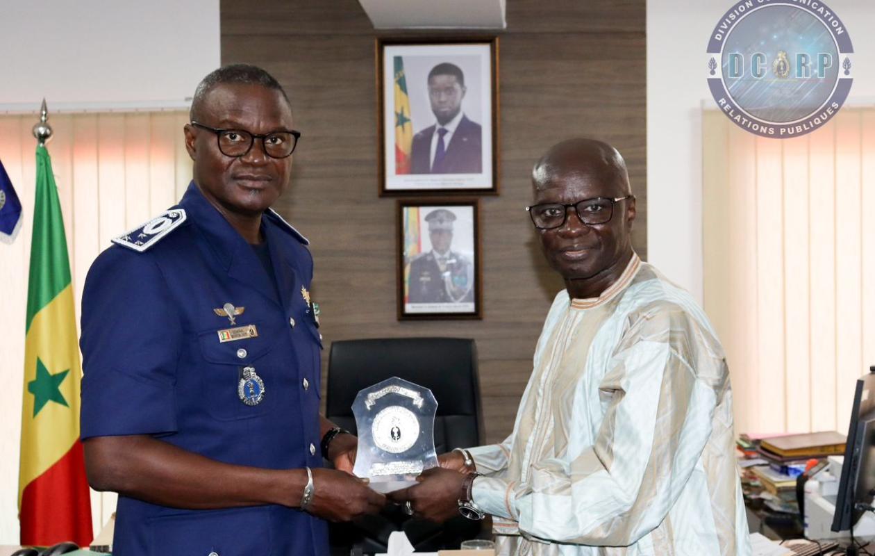 Gendarmerie nationale : le Général Martin Faye reçoit l'artiste Omar Pène