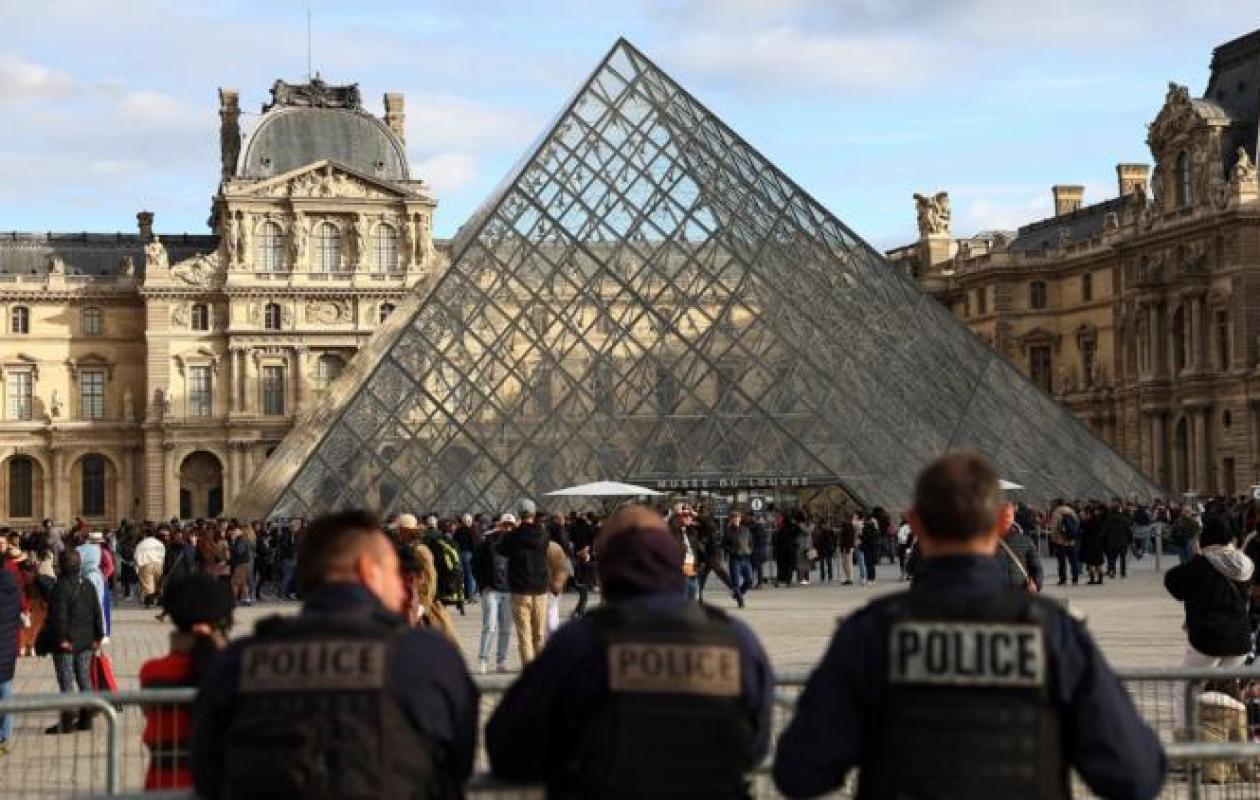Vol au Louvre: ce que l'on sait, après les nouvelles mises en examen