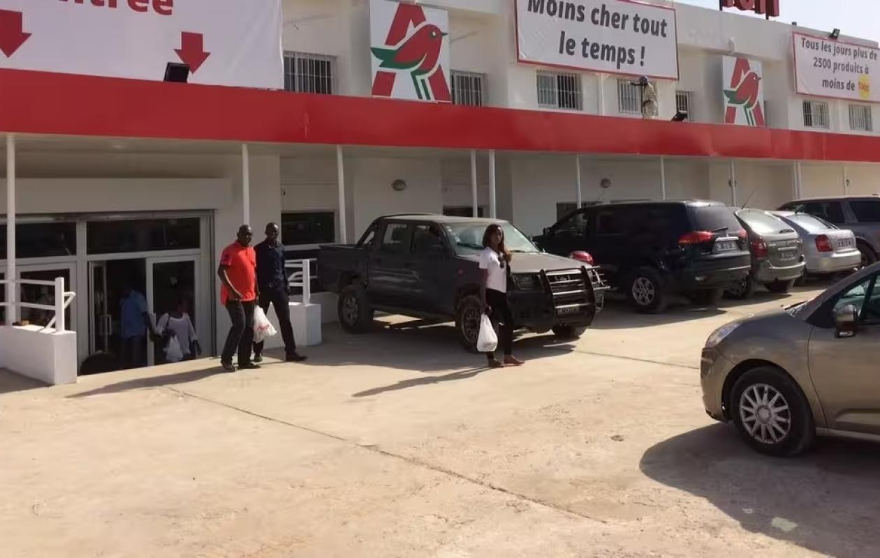 Mbour : il vole une bouteille d’alcool à Auchan et la cache dans son… caleçon
