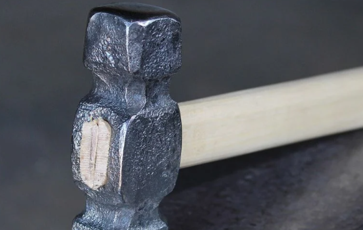 États-Unis : Il bat sa mère à mort avec un marteau, un jeune homme de 20 ans mis en examen pour meurtre