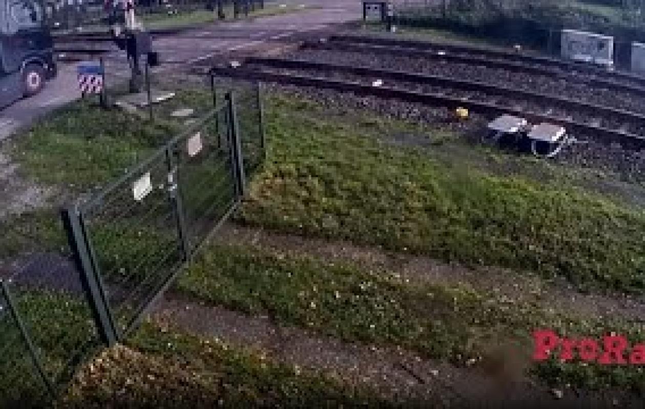 Vidéo. Pays-Bas : un train percute un camion à un passage à niveau