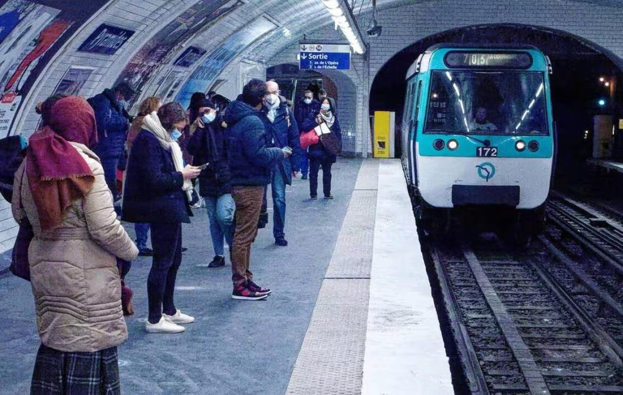 "Je ne sors plus seule la nuit": le sentiment d'insécurité des femmes dans les transports parisiens