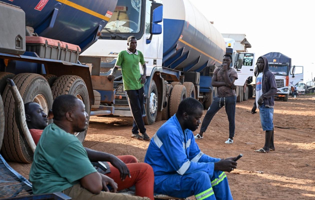 Carburant de "sang": ces chauffeurs routiers qui défient la mort pour ravitailler Bamako