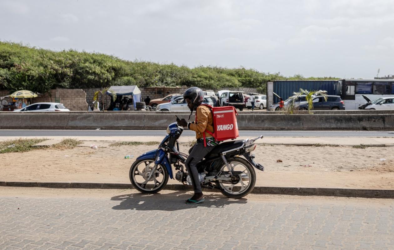 Quand les chantiers s'arrêtent et la crise s'installe, les jeunes se tournent vers les plateformes VTC