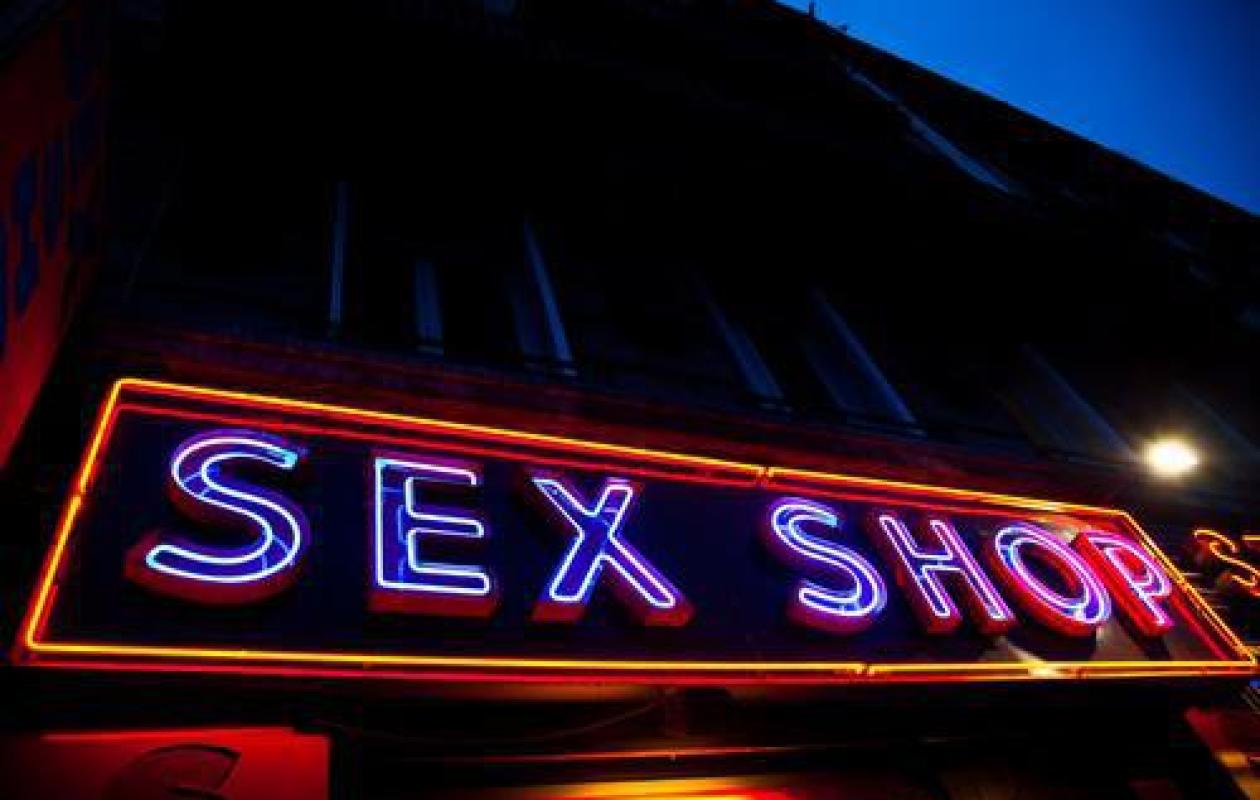 Espagne : Un vieil homme de 83 ans meurt dans un sex-shop en regardant un...