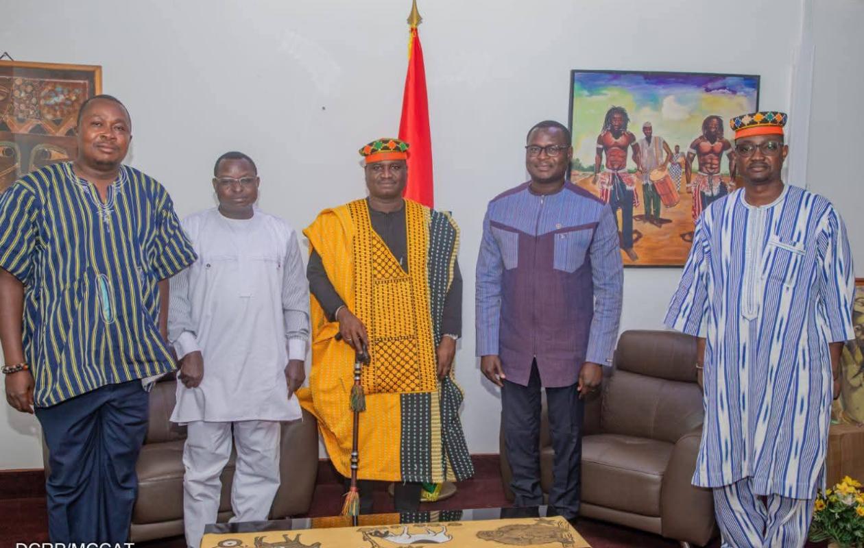 Burkina Faso : Le ministère de la communication impose un code vestimentaire traditionnel aux journalistes