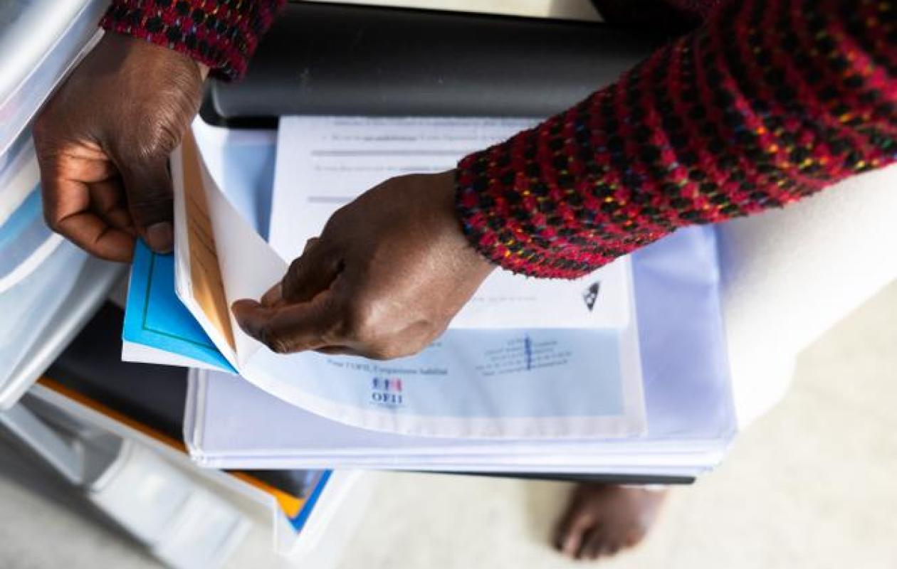 Précarité administrative : Amnesty International alerte sur la « maltraitance silencieuse » des étrangers en France