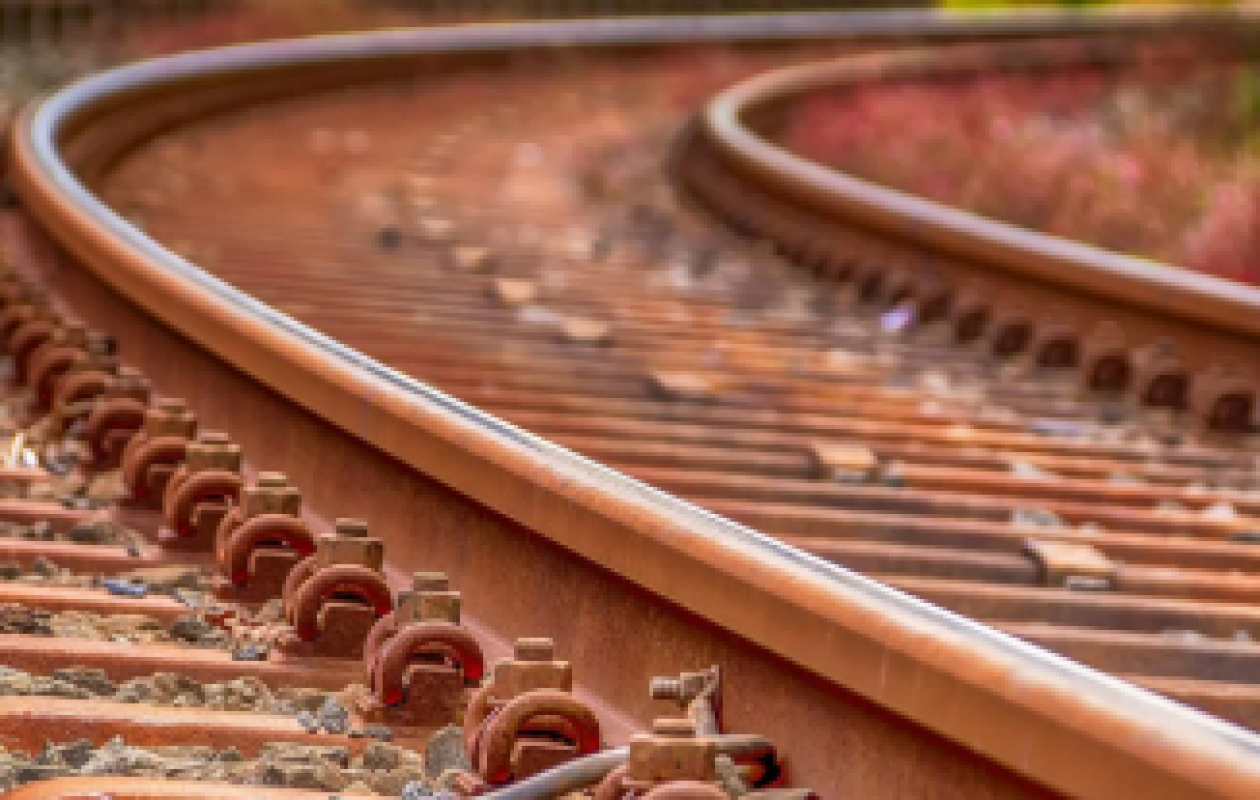 Angleterre : Les yeux rivés sur son téléphone, un écolier meurt percuté par un train