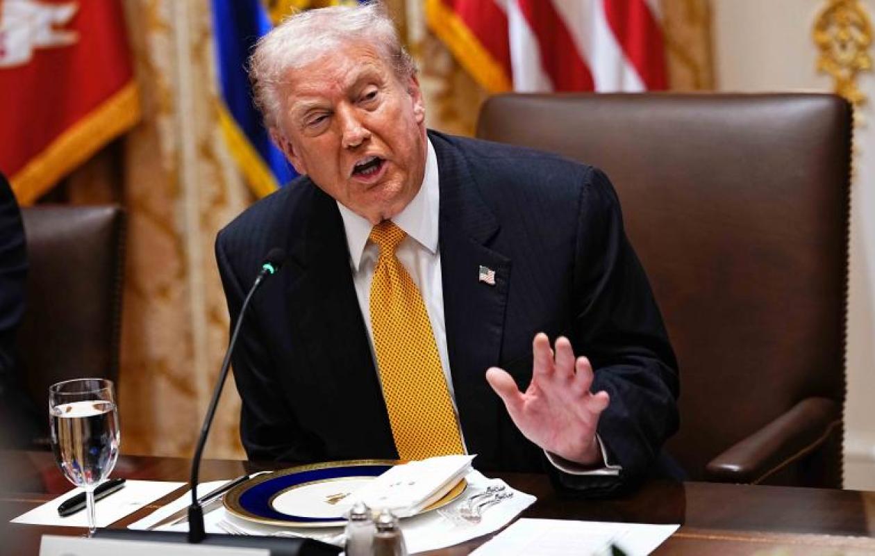 Trump fustige les "journalistes corrompus" de la BBC après un montage contesté d'un de ses discours