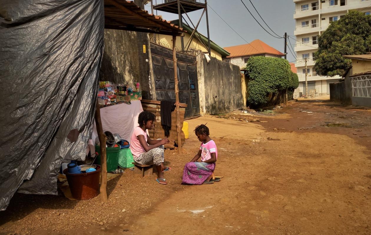 Guinée : Un individu déguisé en femme surpris en train d’enlever deux enfants au quartier Cimenterie
