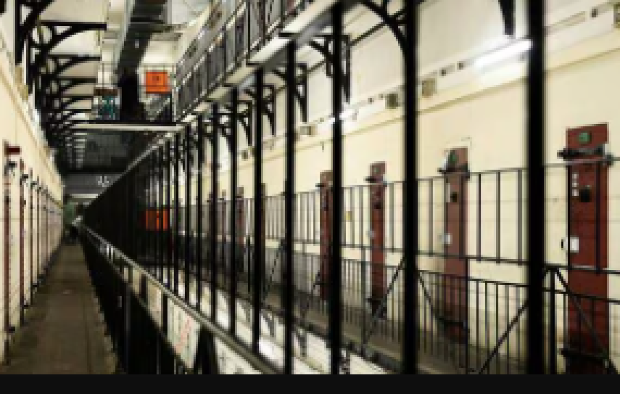 Un détenu le blesse au cou : un surveillant de la prison de Rouen transporté aux urgences