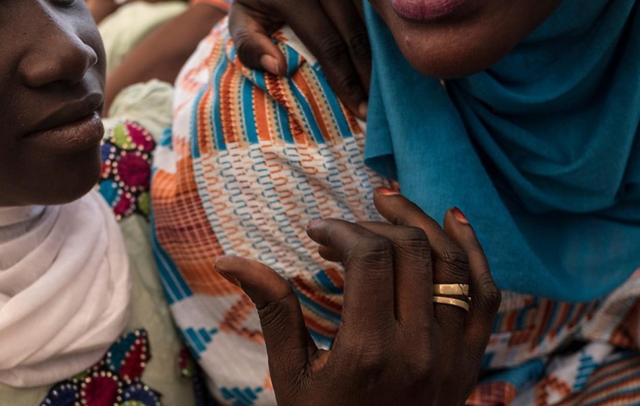 «Quand j'entends sa voix, je tremble» : étranglée par son fils, une mère sauvée de justesse par ses voisins