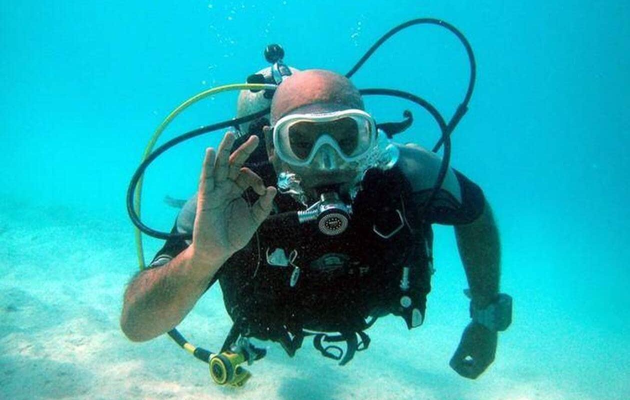 Une image historique : pourquoi cette nation a-t-elle tenu un conseil des ministres à six mètres de profondeur ?