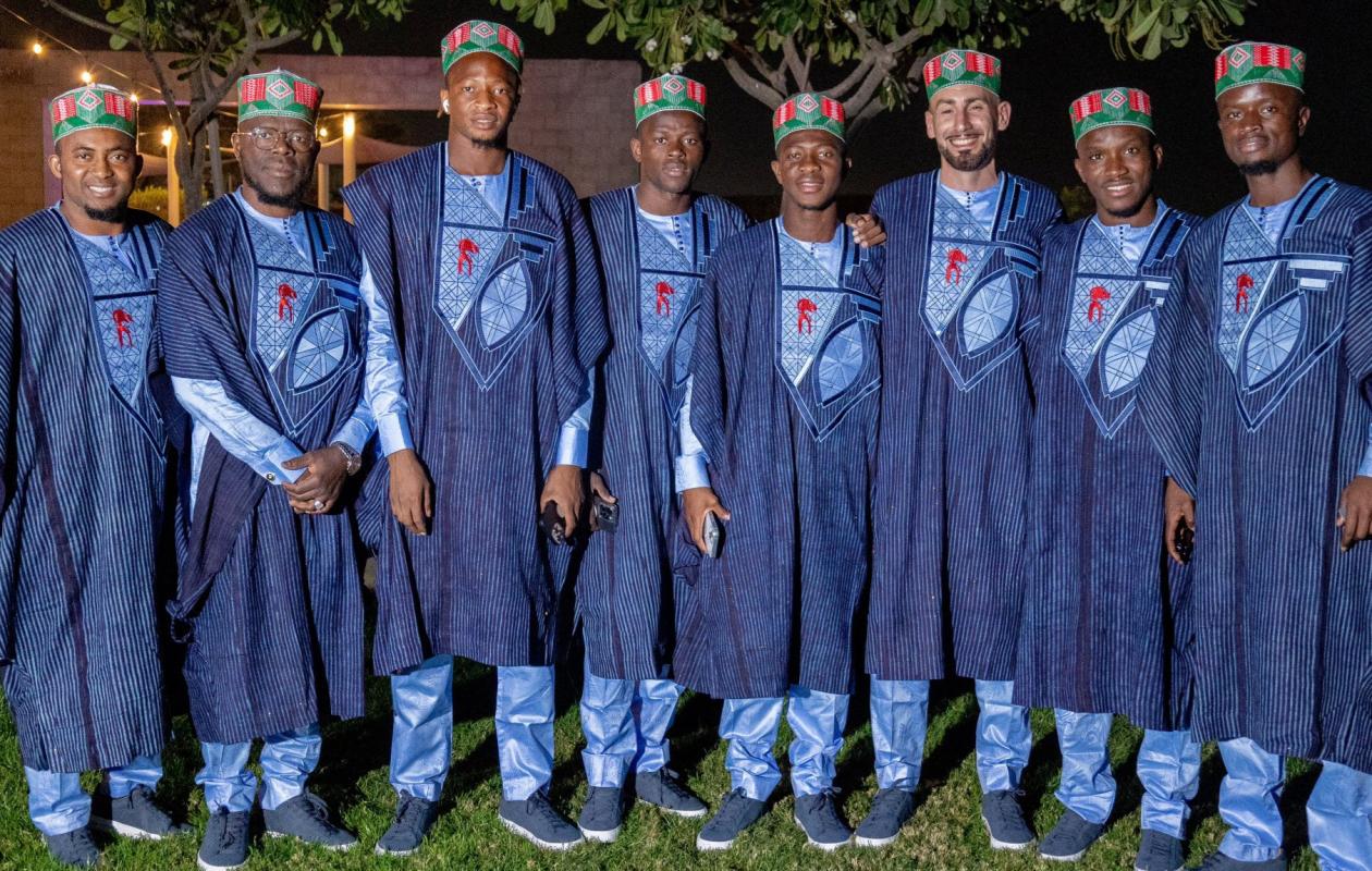 Mode et tradition : la jeunesse guinéenne redonne vie au “léppi” et au “bazin riche”