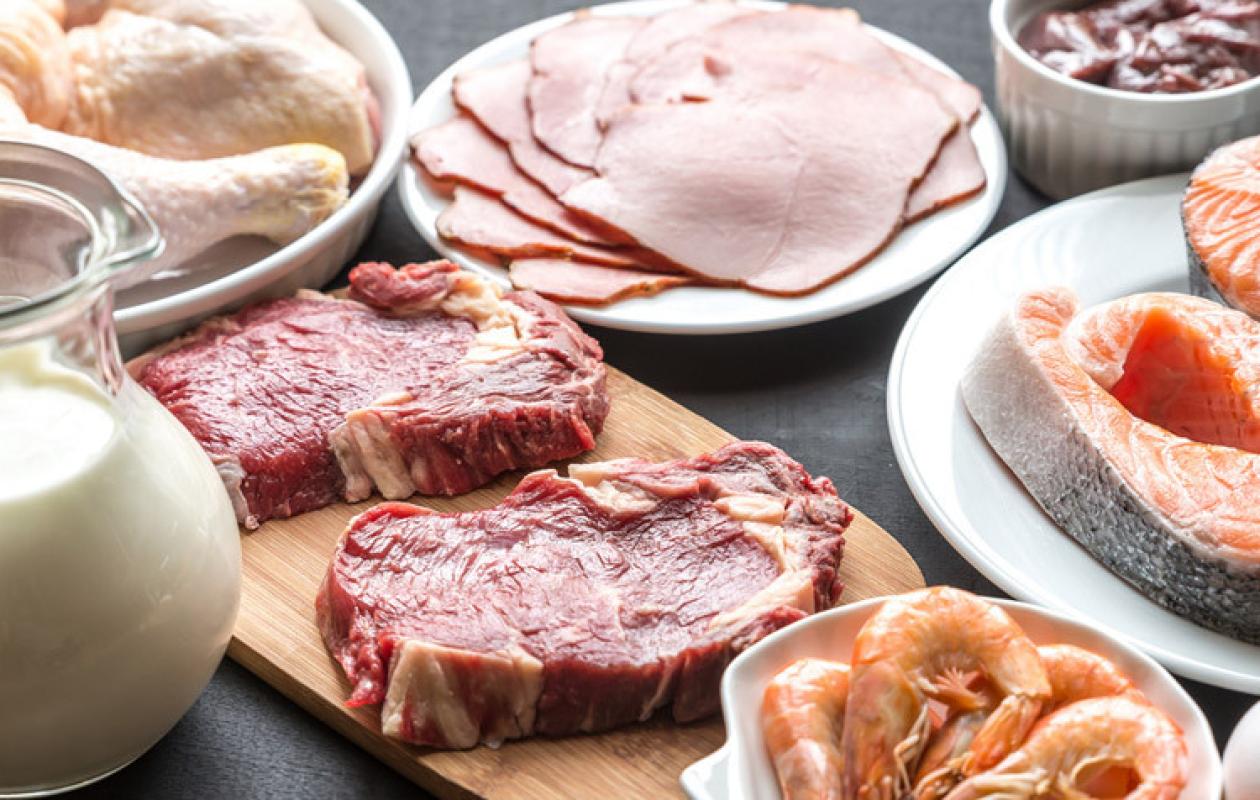 De l’élevage à l’assiette : Comment les antimicrobiens mal utilisés contaminent viande, lait et œufs