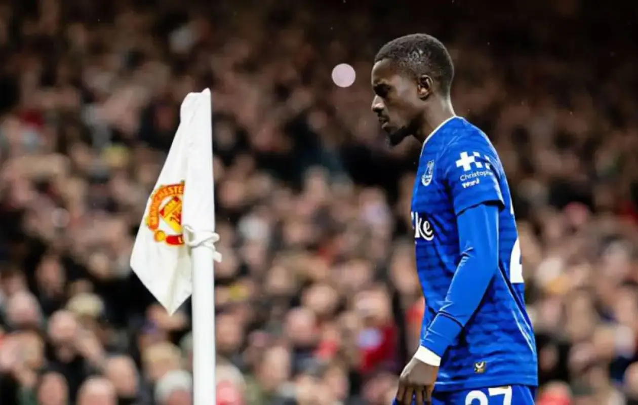 Man United vs Everton : Idrissa Gana Guèye frappe son propre coéquipier et se fait exclure (vidéo)