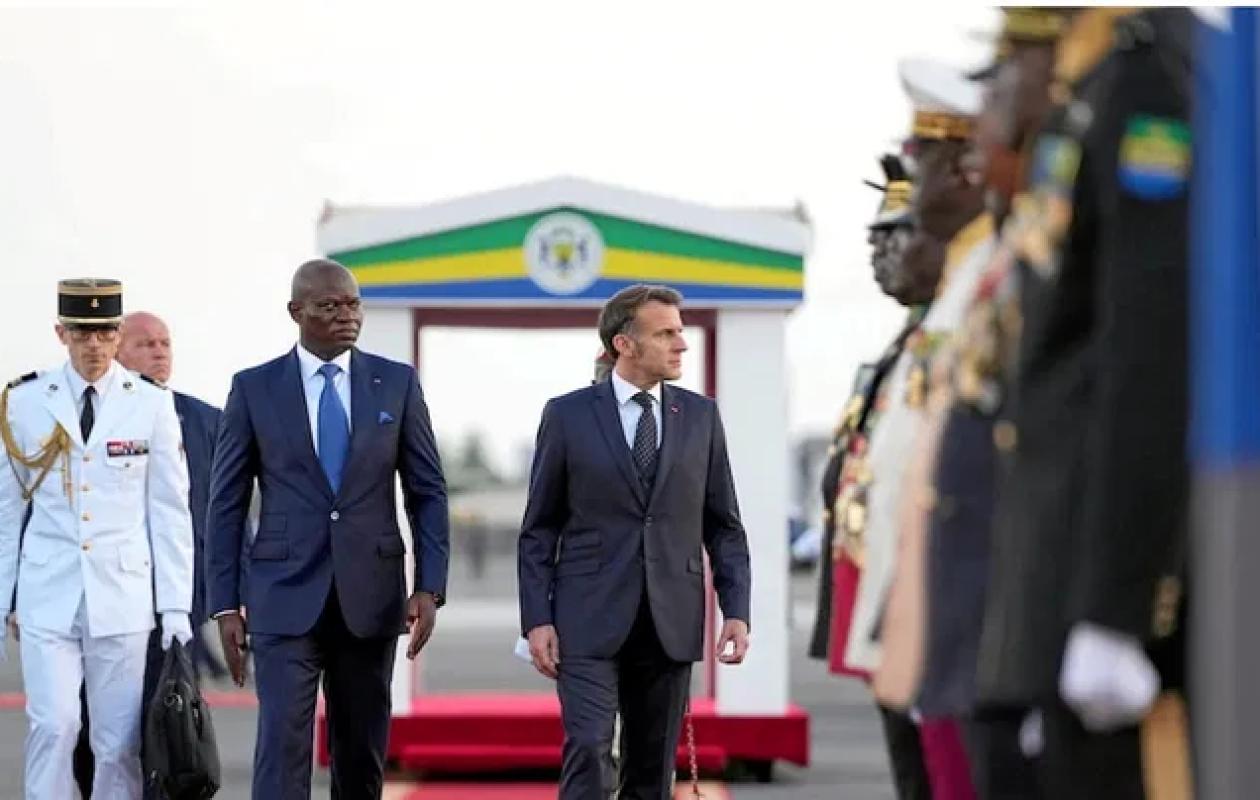 Gabon : "Chassé" du Sahel, Macron trouve un peu de chaleur africaine à Libreville