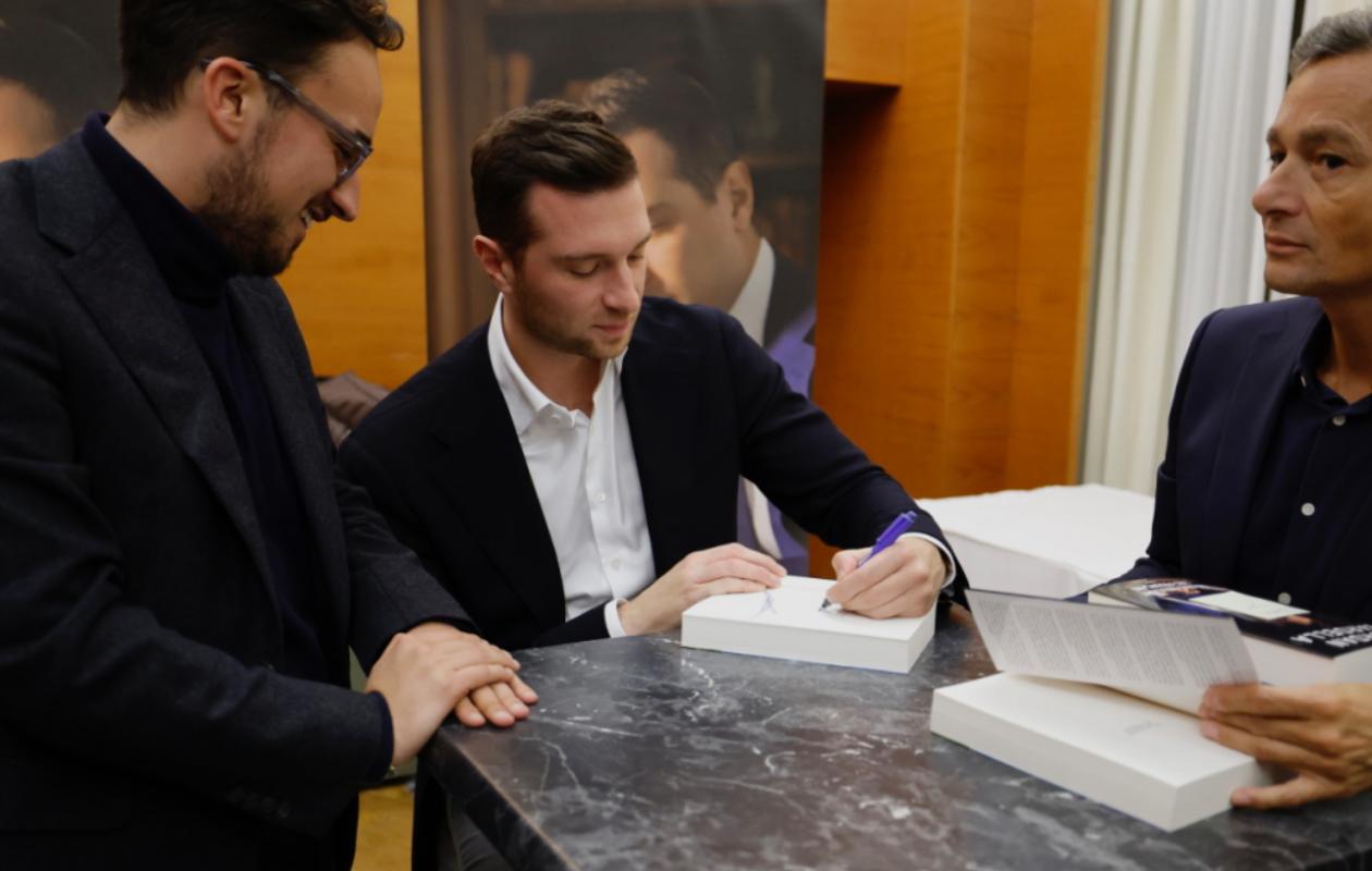 France: Le chef d'extrême droite Bardella agressé lors d'une séance de dédicace