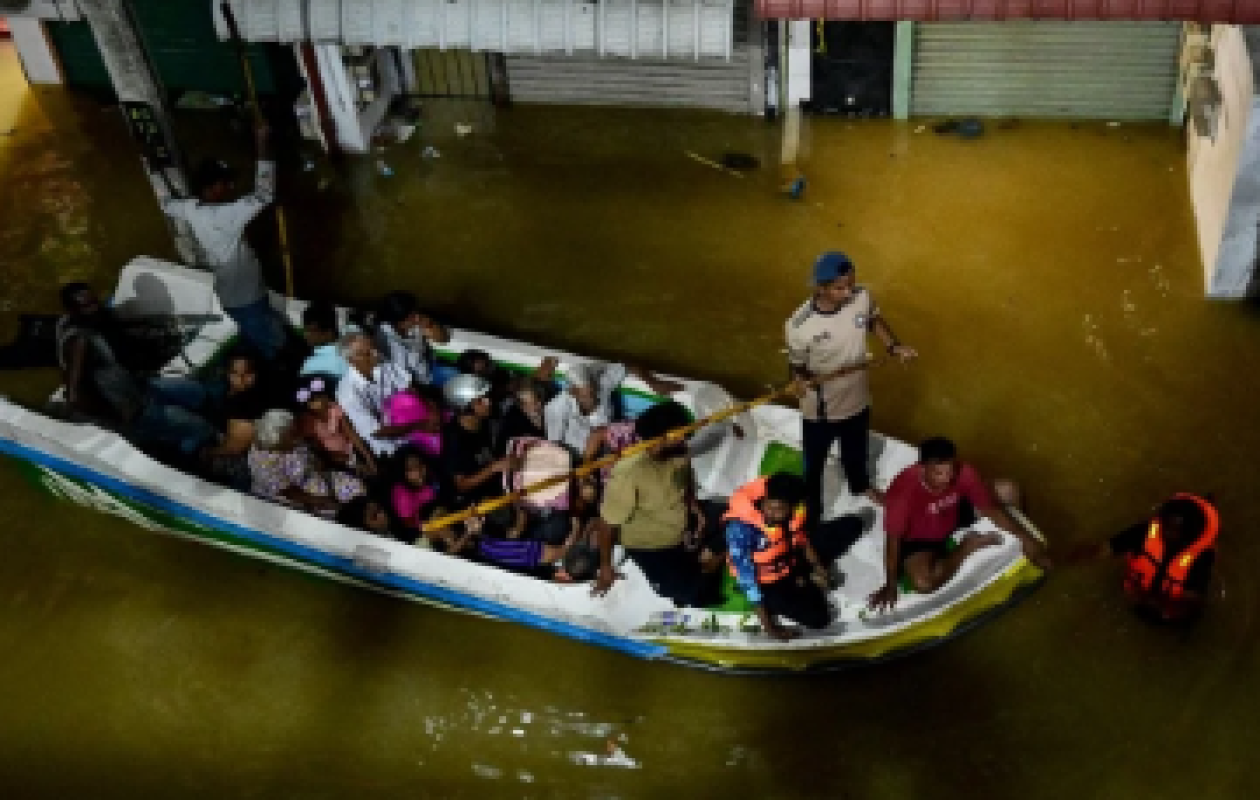 Les images des effroyables inondations qui ont fait plus de 1.000 morts en Indonésie, en Thaïlande ou le Sri Lanka
