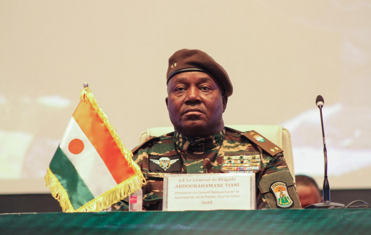 Niger : Le gouvernement met sur le marché international l’uranium de la SOMAÏR malgré l’interdiction visant Orano