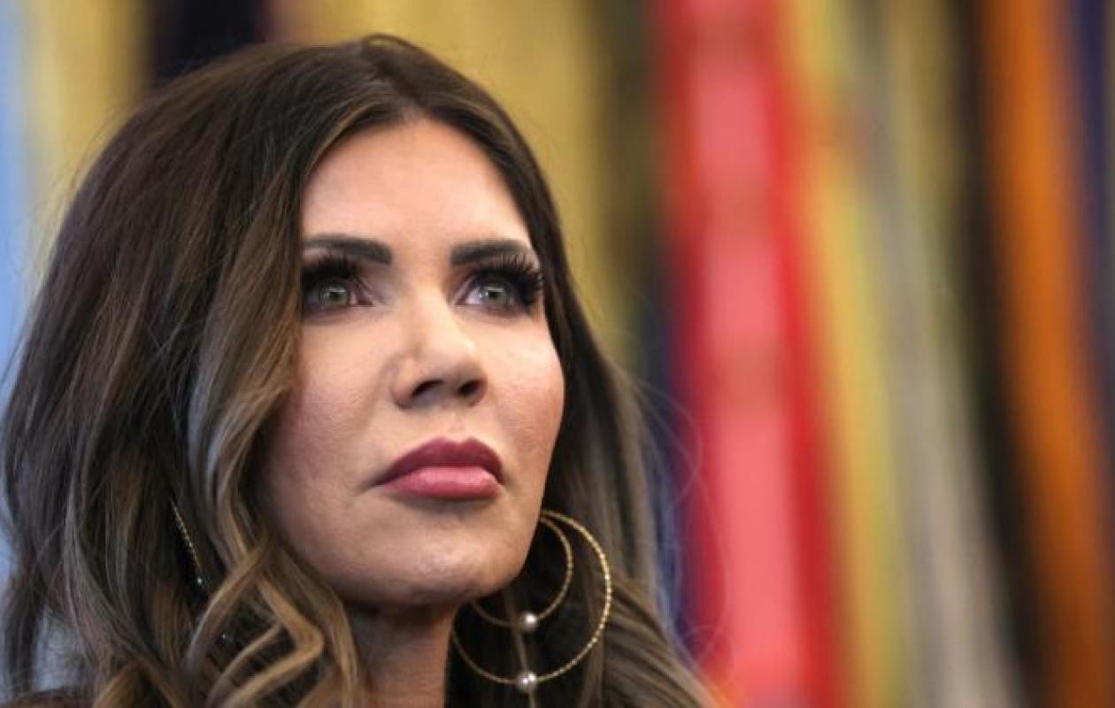 La secrétaire américaine à la Sécurité intérieure veut une interdiction totale de voyager pour les pays qui «inondent les États-Unis de migrants dangereux»