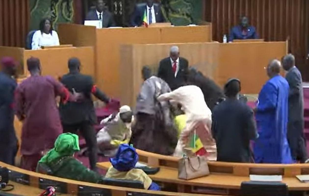 Assemblée nationale : deux proches de Sonko se battent