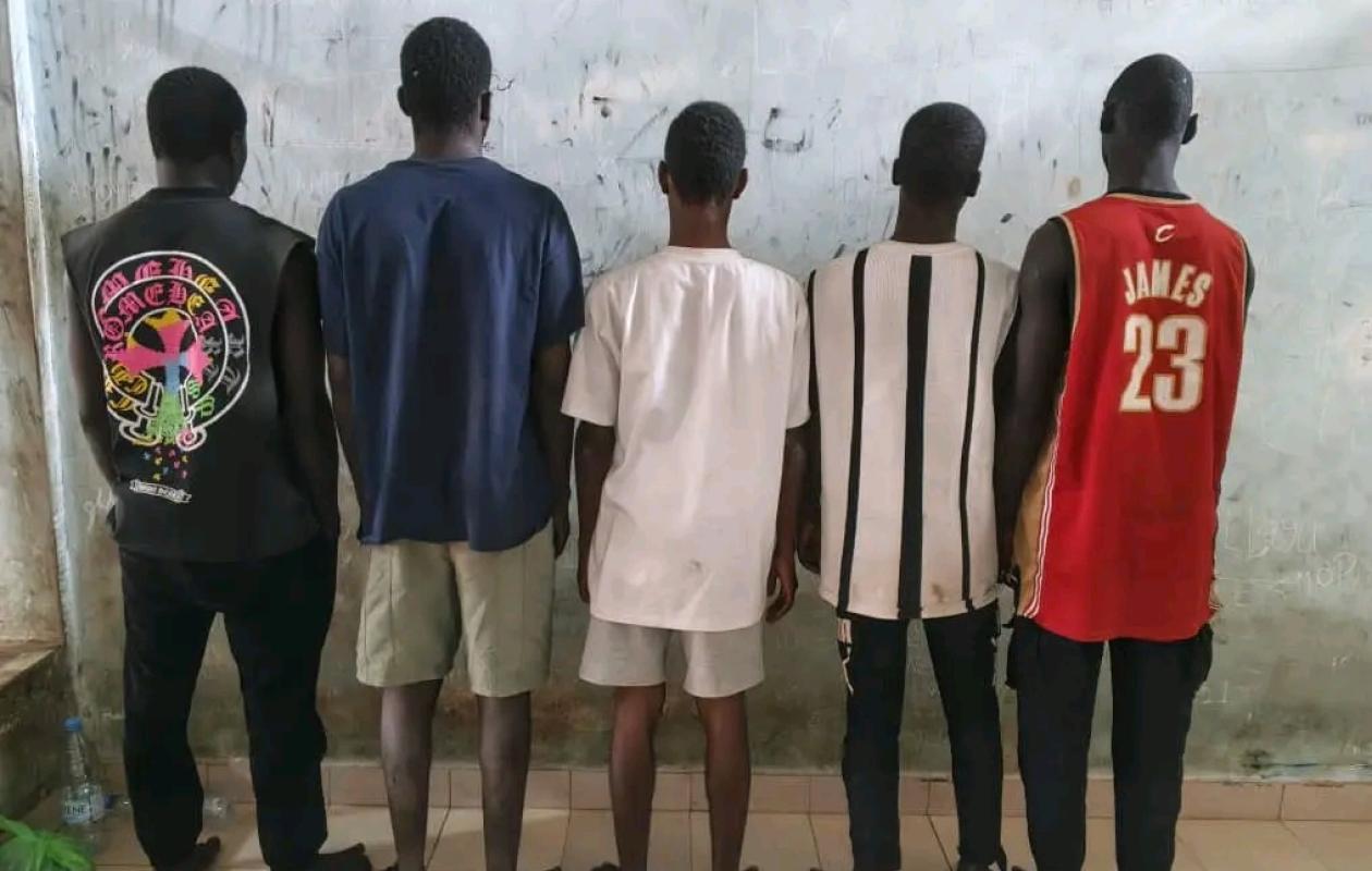 En Deuil Après la Mort de Son Fils, Il Se Fait Voler 550 000 F CFA : Les suspects dilapident l'argent en Alcool et Sorties Nocturnes