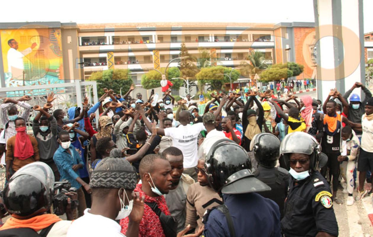 Affrontements à l’UCAD : 16 étudiants et 4 policiers blessés