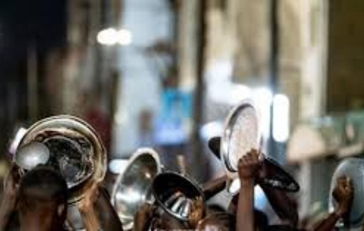 Concert de casseroles à l'UIDT : Colère contre la suppression des bourses de fin de cycle