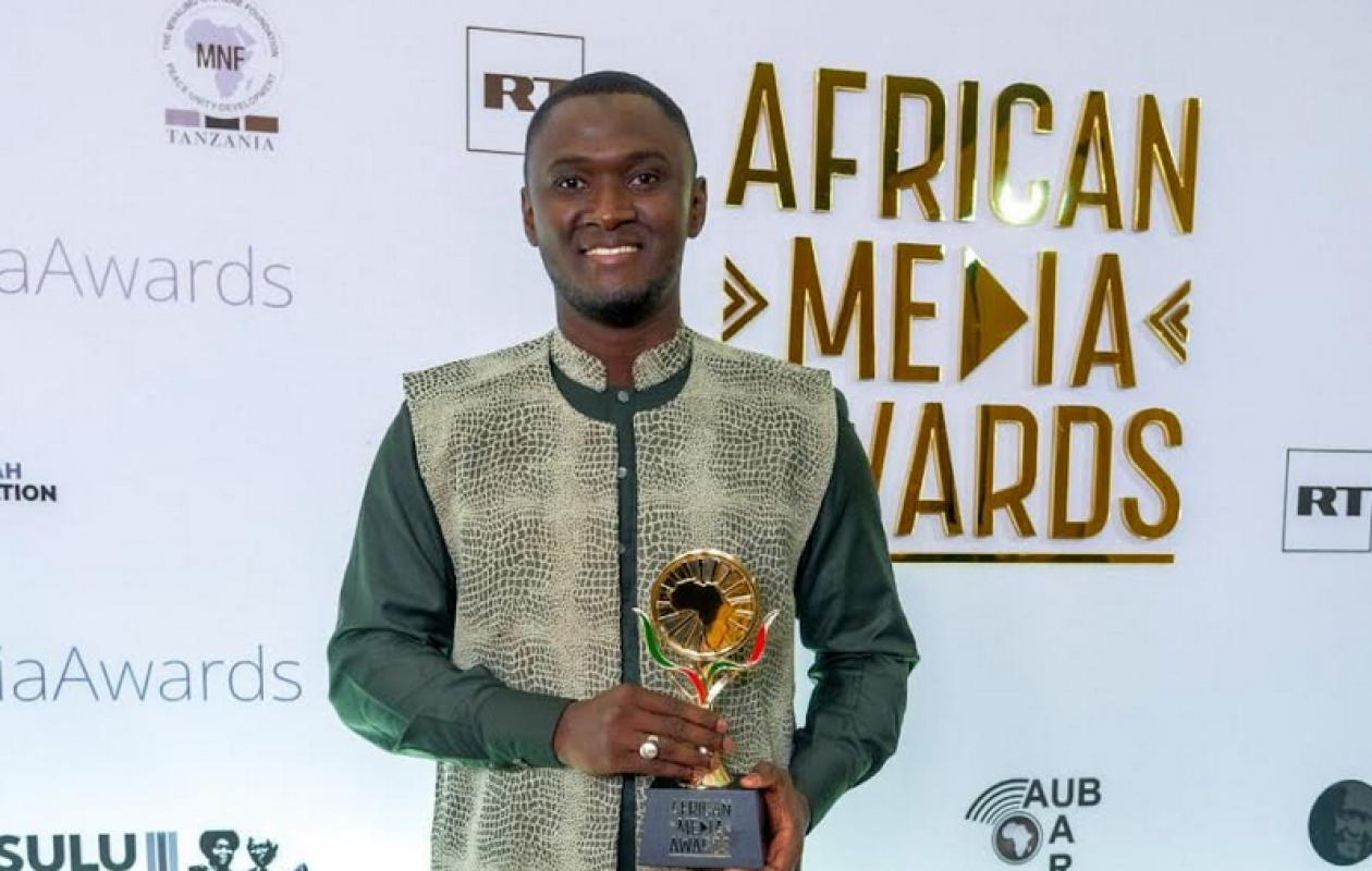 African Media Awards : Les moments forts du journaliste de Seneweb Moustapha Toumbou avec le trophée Alkebulan