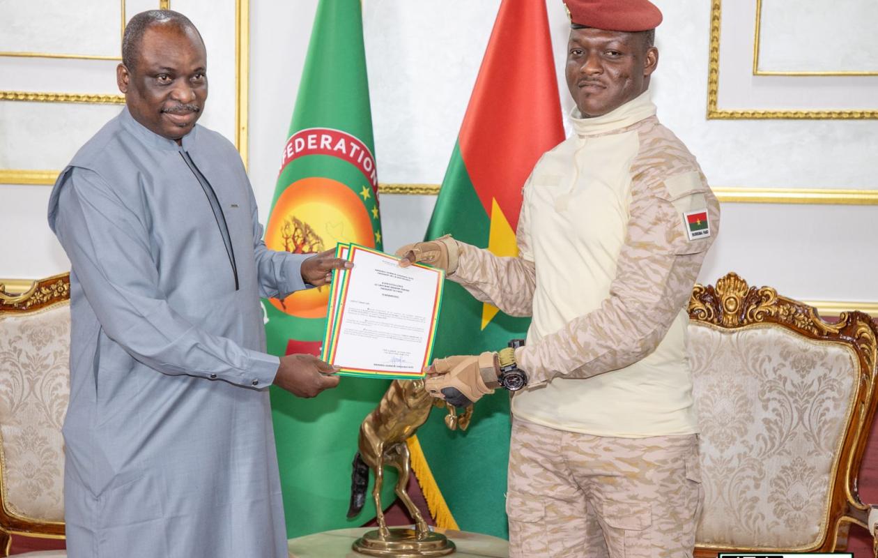 Burkina : Papa Diop, le nouvel ambassadeur du Sénégal, présente ses lettres de créance au président Ibrahim Traoré