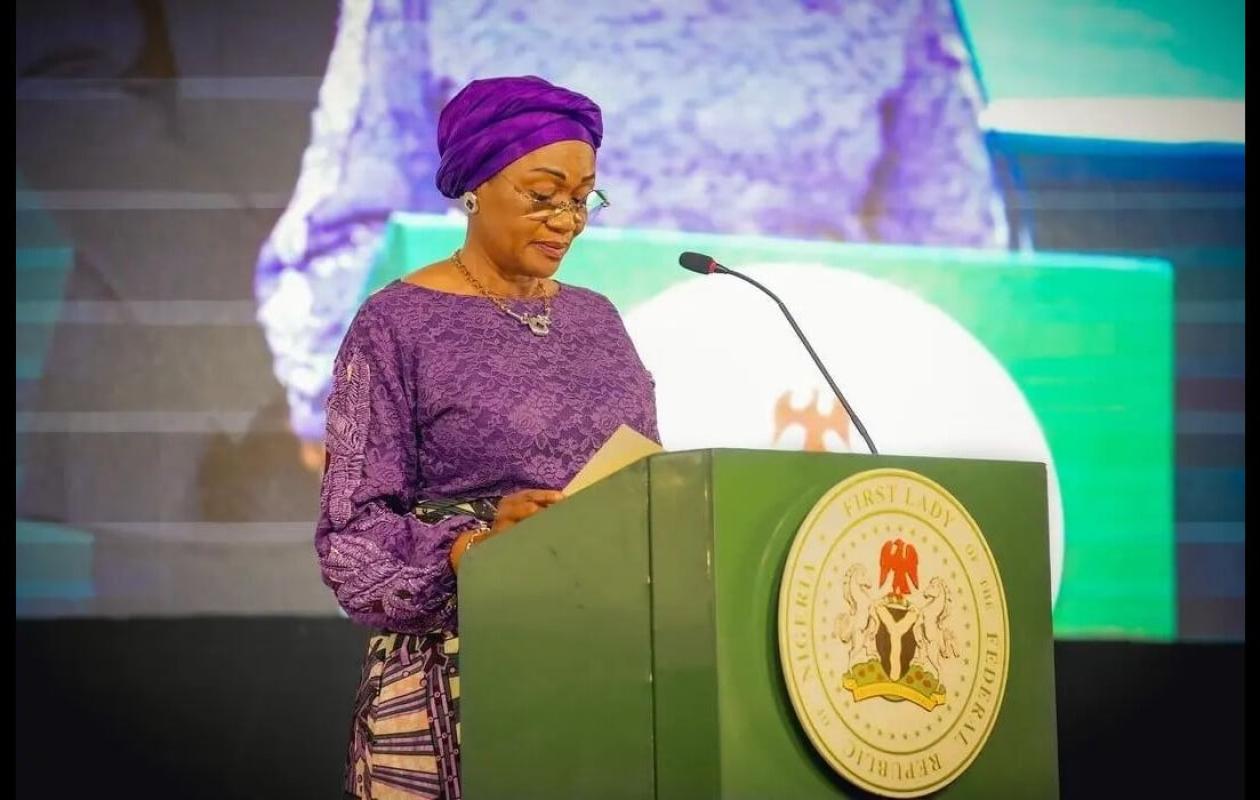 « Je vais couper le micro » : Drôle d’incident entre la première dame du Nigéria et l’oncle du chanteur Davido