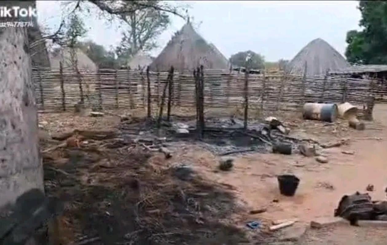 DINDEFELO : La maison du chef du village de Néoudou ravagé par un incendie, l'argent du GIE des femmes réduit en cendres