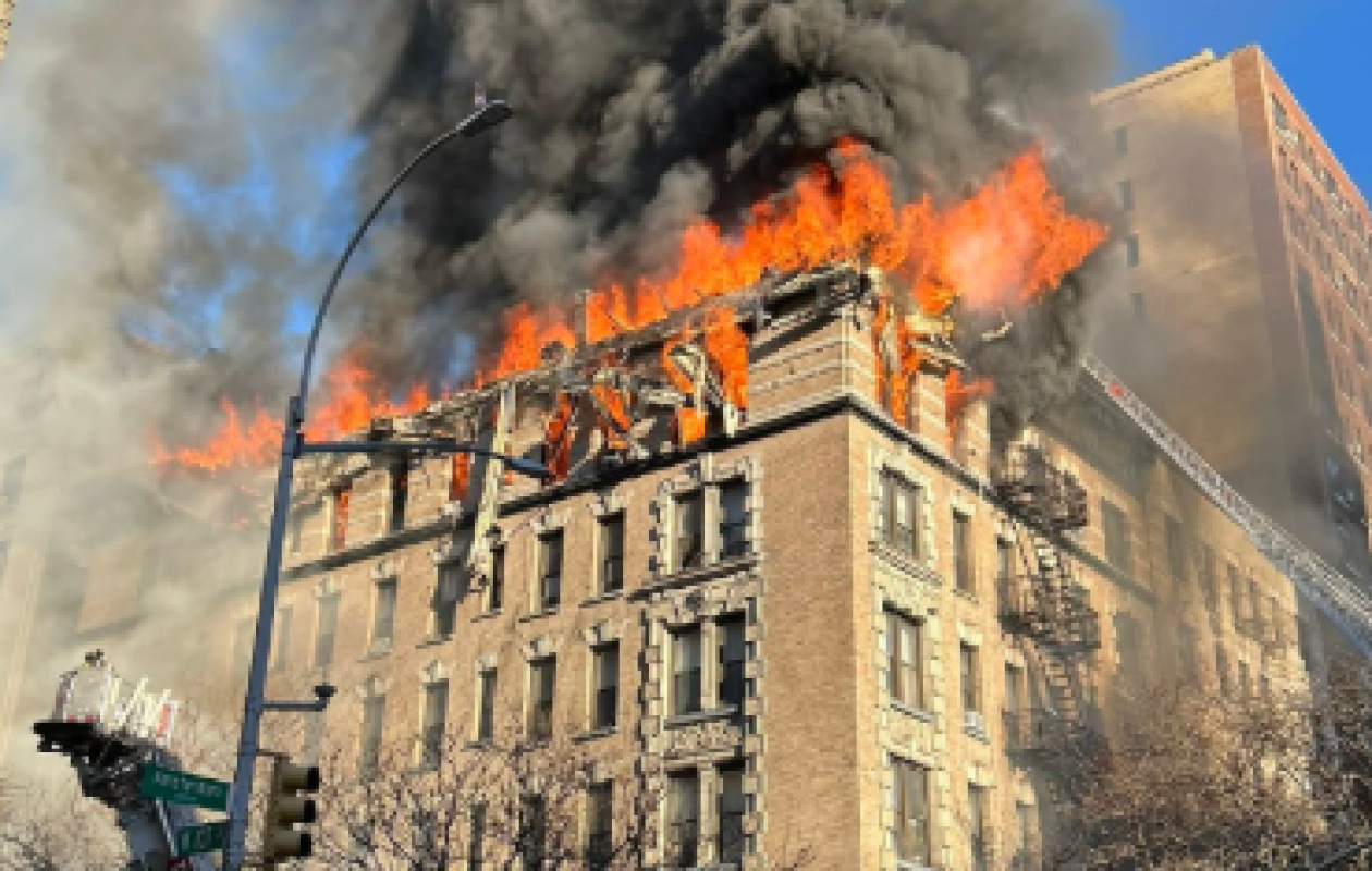 Etats-Unis : Violent incendie à New York, le toit d’un immeuble s’effondre et plusieurs habitants blessés