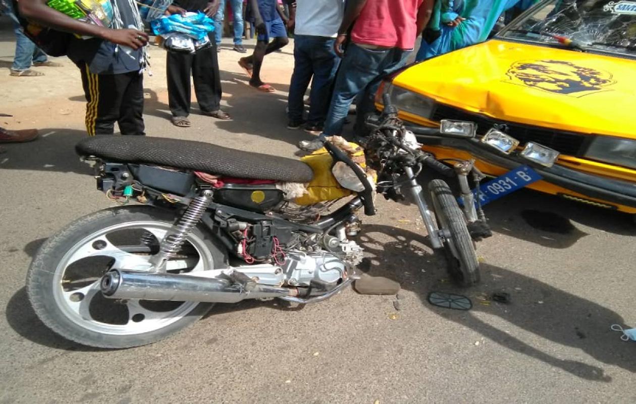 Accident à Thiès : Un scooter violemment heurté par un taxi