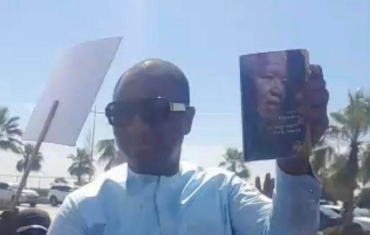 Badara Gadiaga libre, un livre de Mandela à la main