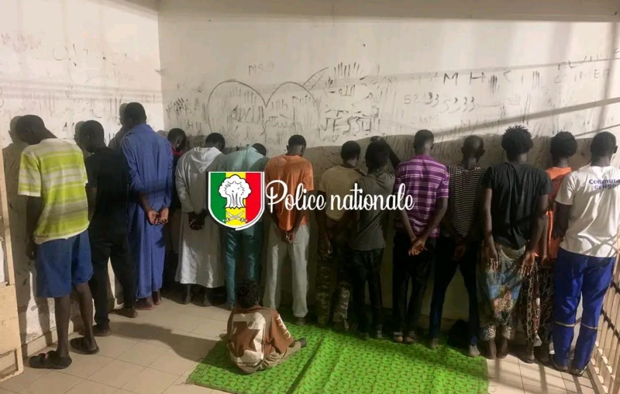 Vaste coup de filet de la police : 372 suspects interpellés en une nuit