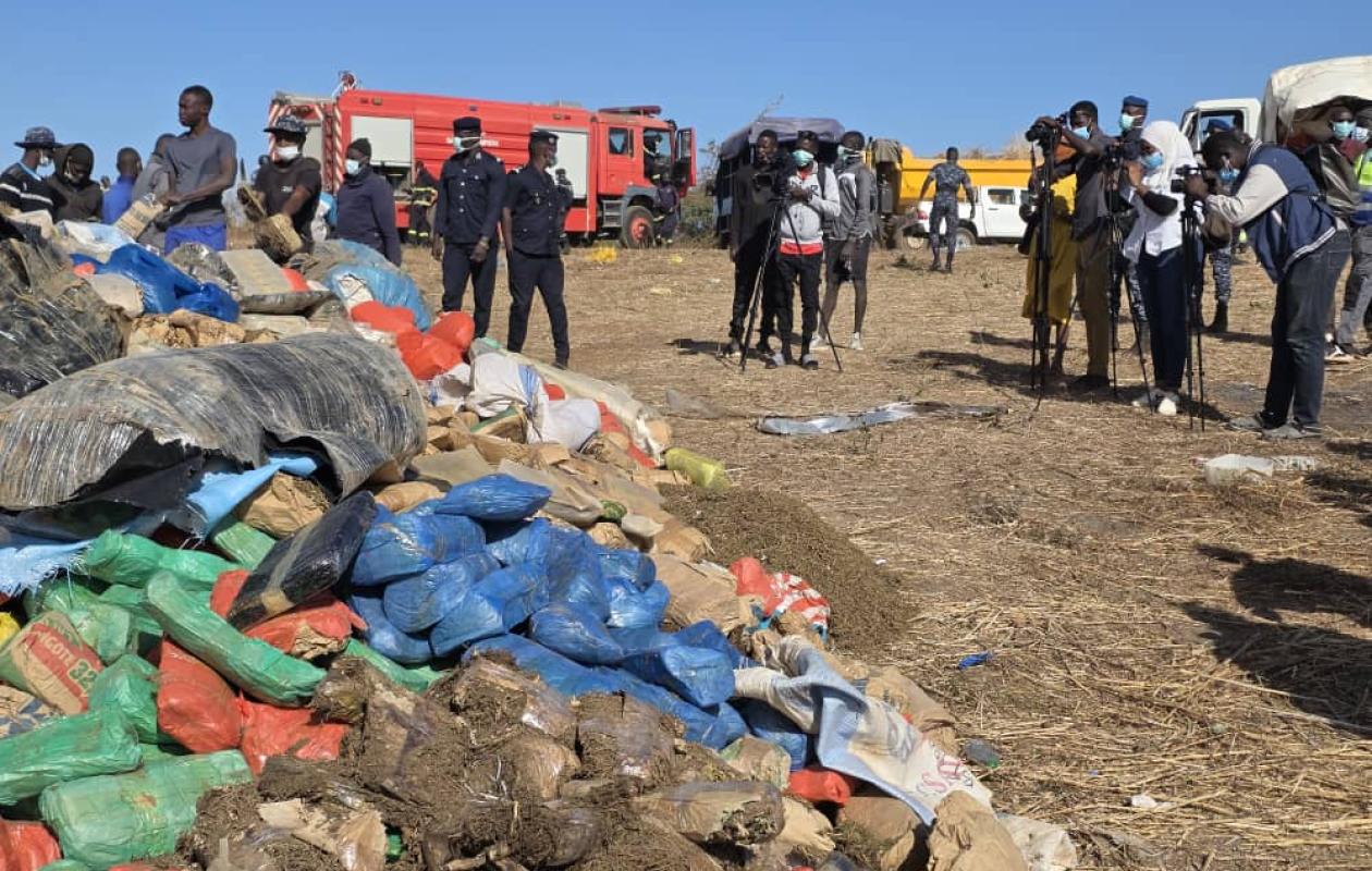 THIÈS : Une importante quantité de drogue et de produits impropres à la consommation incinérée