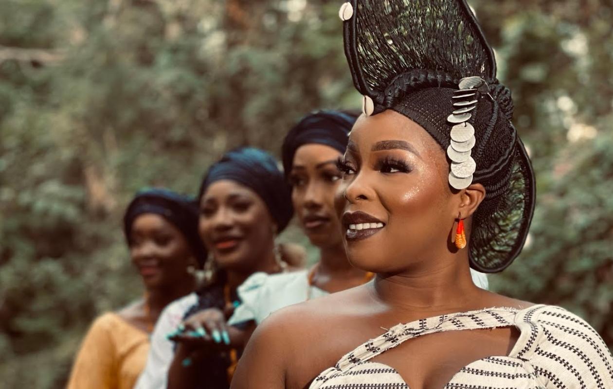 Les divas du micro : comment les femmes artistes redéfinissent la puissance en Guinée