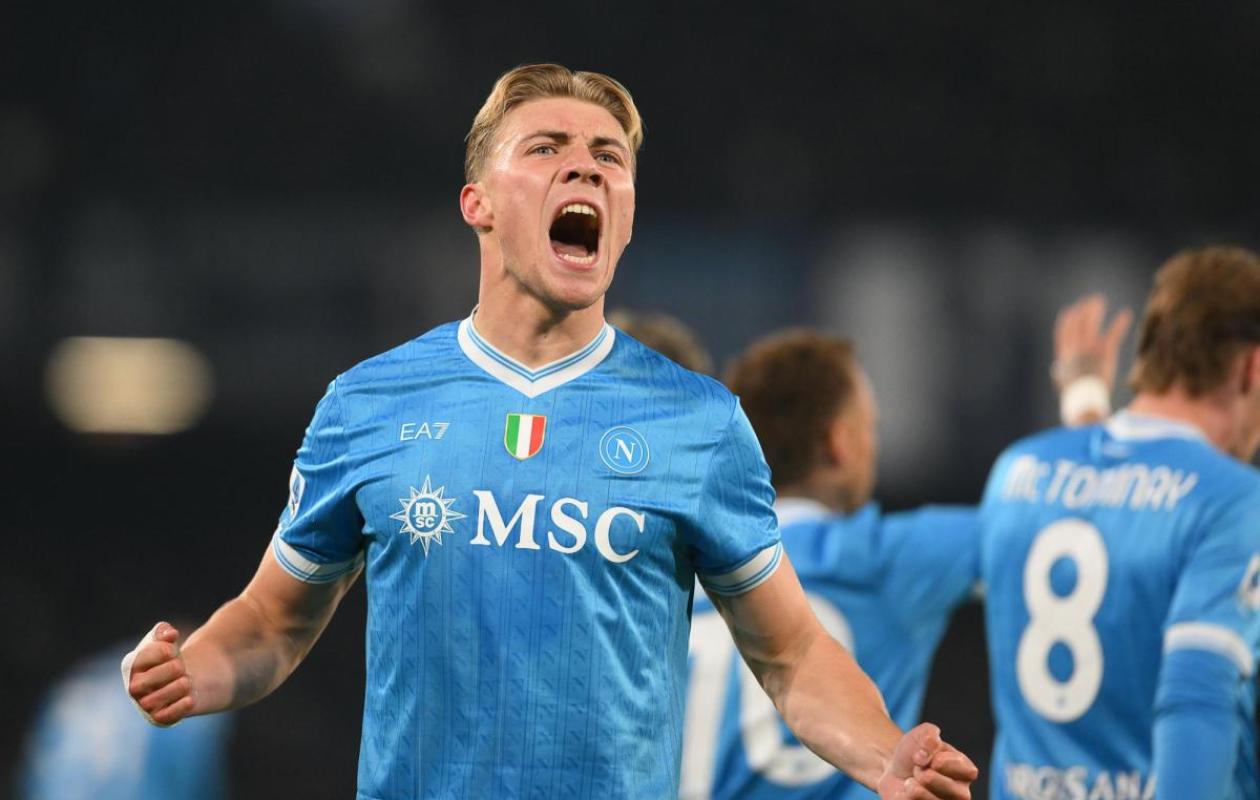 Naples se défait de l'AC Milan et accède à la finale